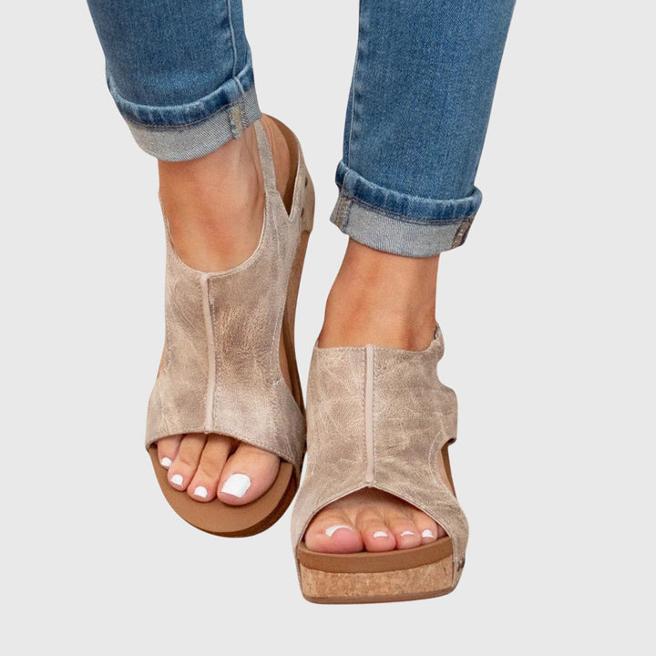 Adela Comfortabele Sandalen met Sleehak