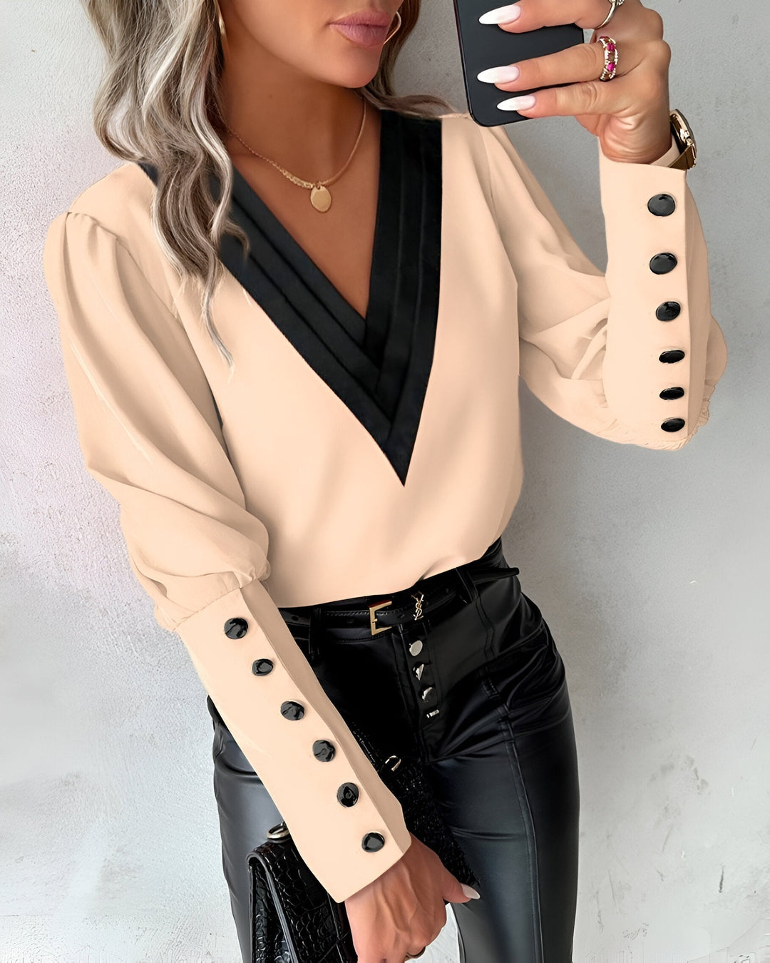 Caris Verfijnde Blouse met V-hals