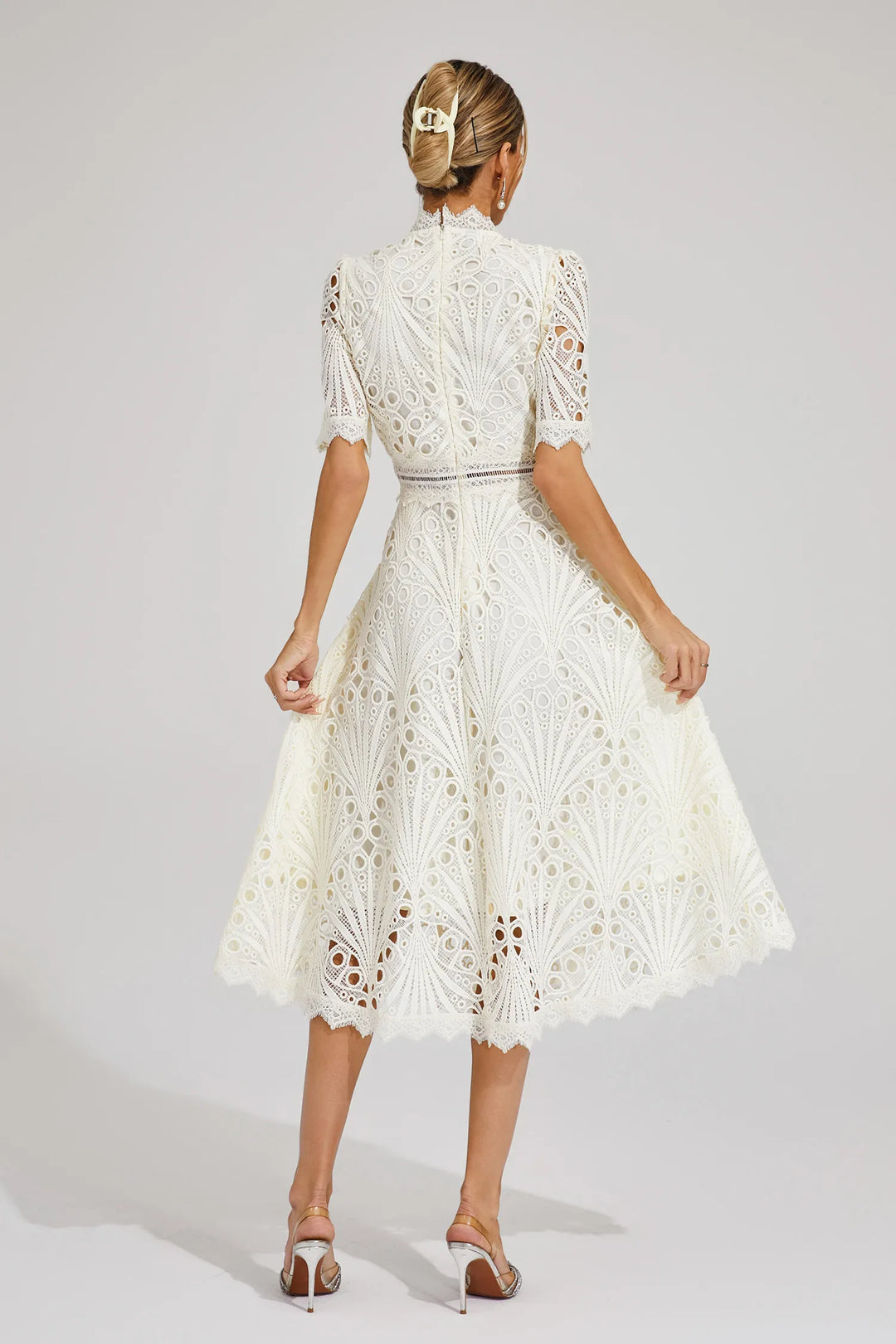 Rosalinda Elegante Midi Jurk met Hoge hals