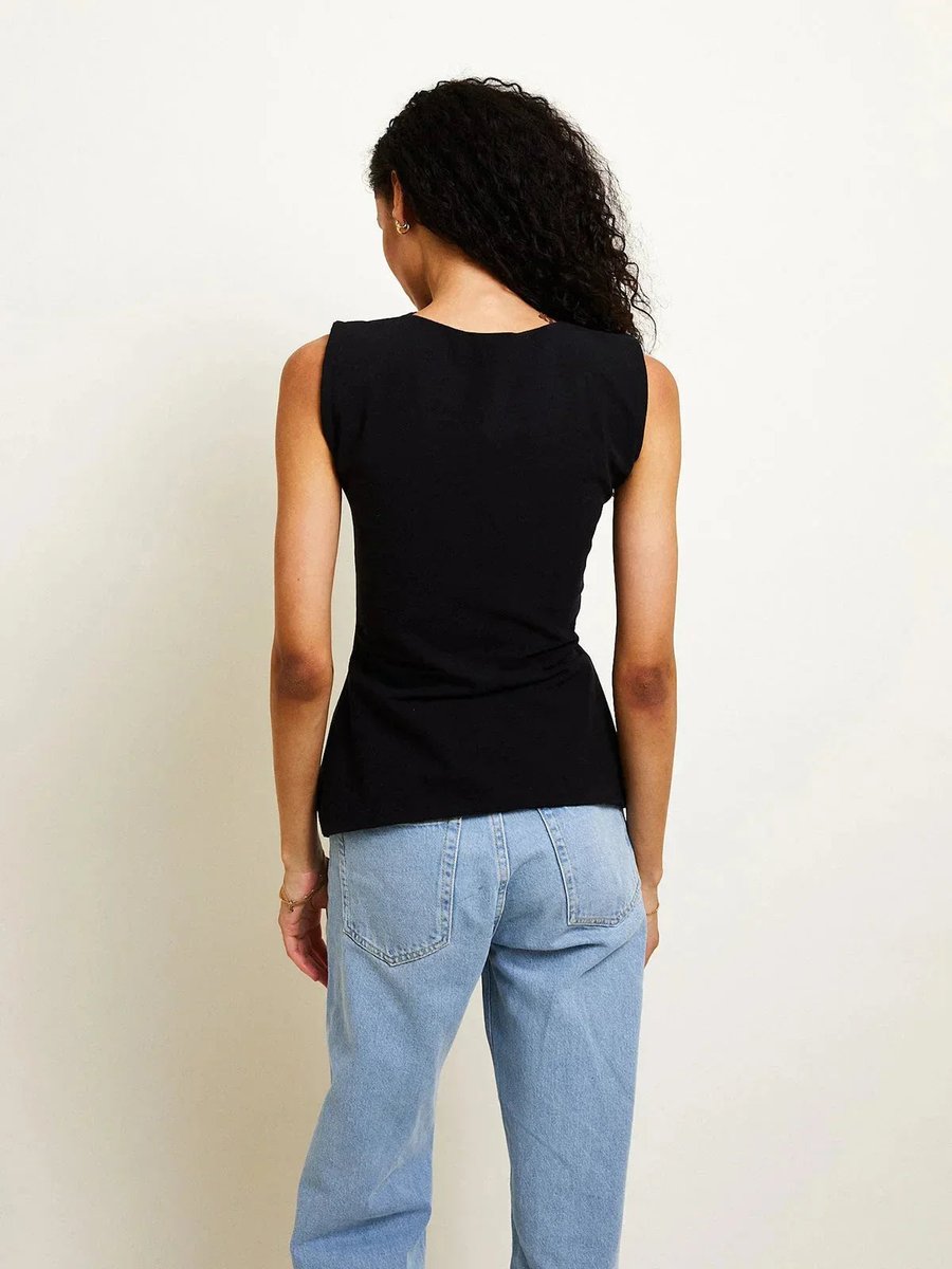 Rosie Blouse met Open Rug