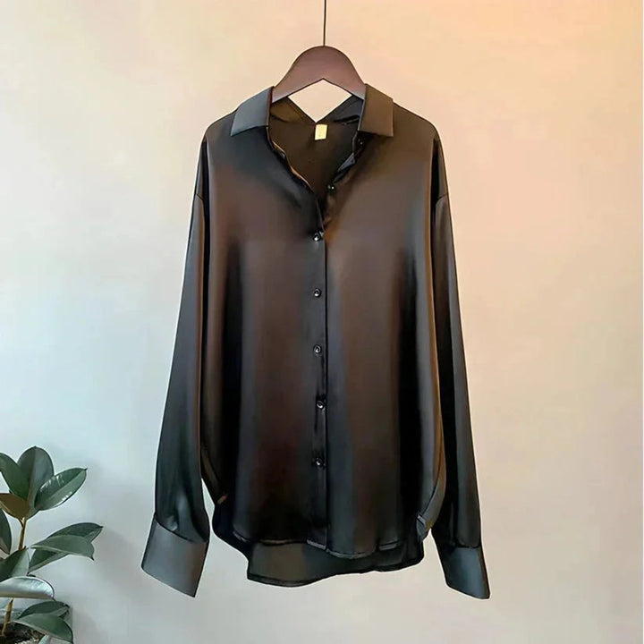 Ava Lange Satijnen Blouse met Knoopsluiting