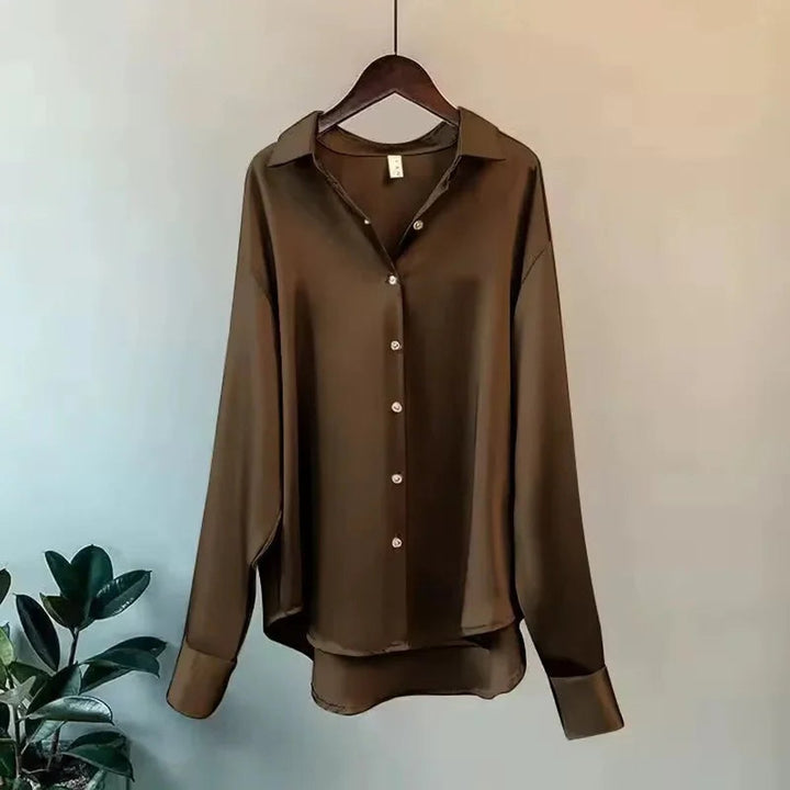 Ava Lange Satijnen Blouse met Knoopsluiting