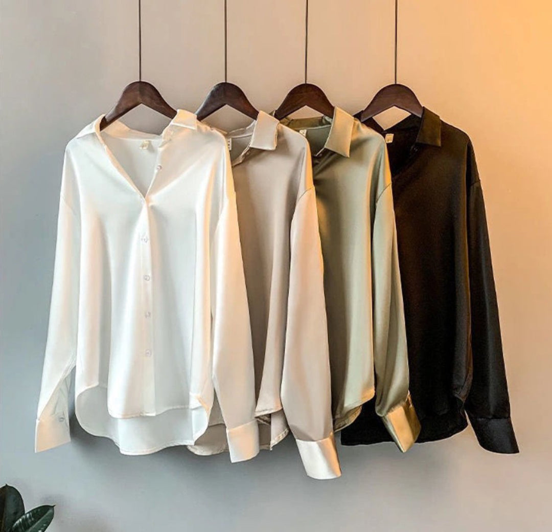 Aria Lange Satijnen Blouse met Knoopsluiting