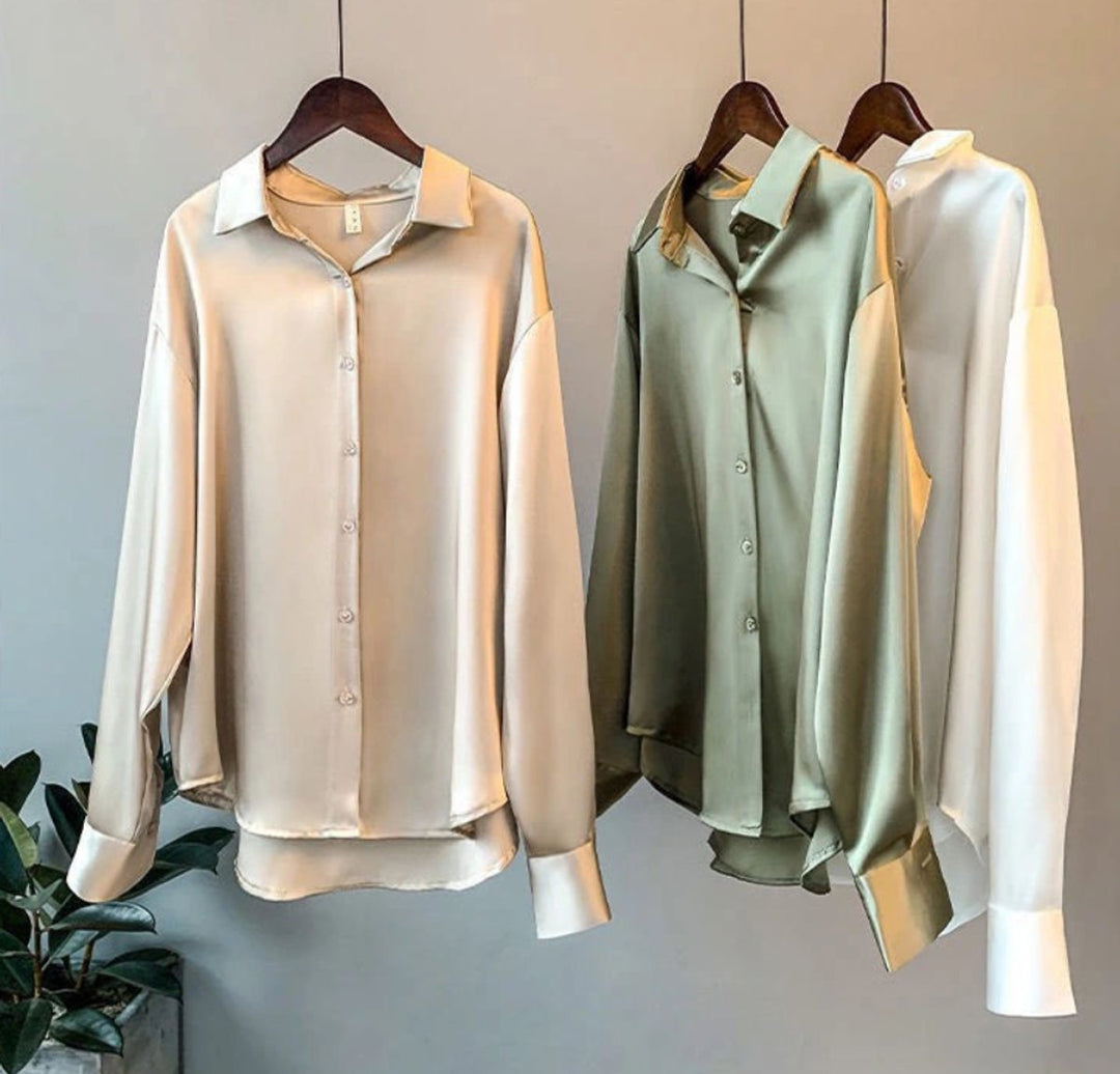 Aria Lange Satijnen Blouse met Knoopsluiting
