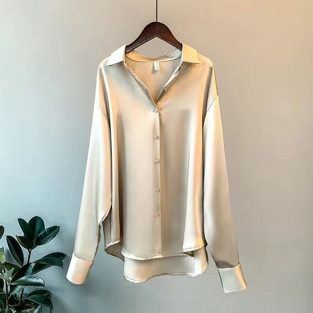 Aria Lange Satijnen Blouse met Knoopsluiting