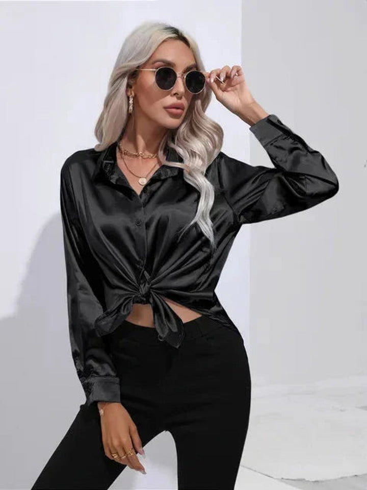Mia Lange Satijnen Blouse met Knoopsluiting