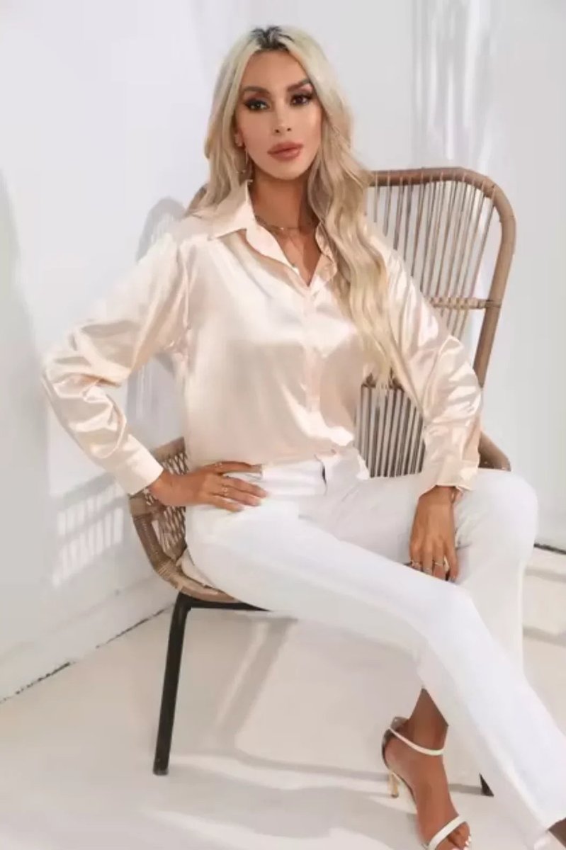 Mia Lange Satijnen Blouse met Knoopsluiting