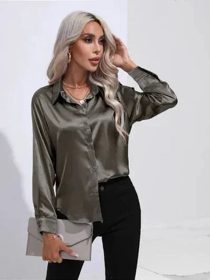 Mia Lange Satijnen Blouse met Knoopsluiting